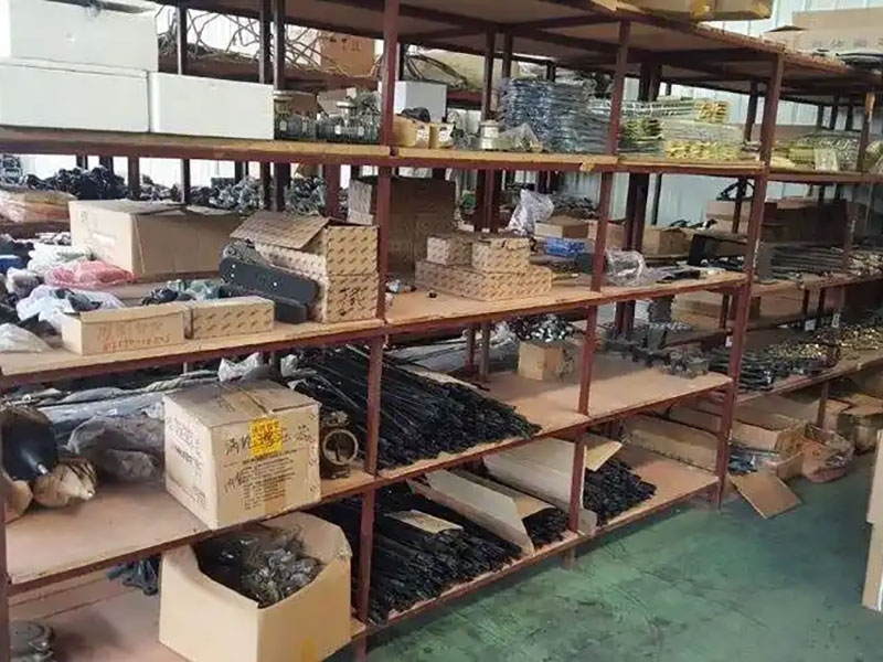 magazzino ricambi escavatore 4