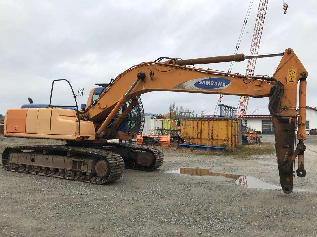Choosing Between New and Used Samsung Excavator Parts