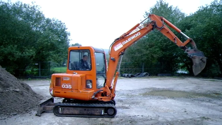OEM or Aftermarket Daewoo Mini Excavator Parts What to Pick