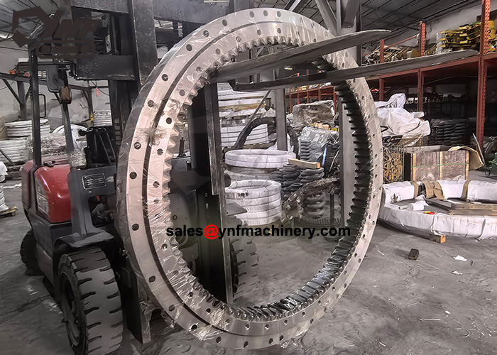 Heavy duty slewing ring for excavator