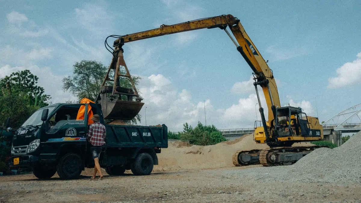 Securing and Handling Excavator Parts