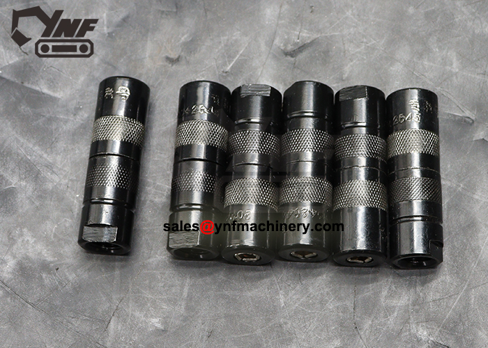 Grease gun coupler head for heavy equipment maintenance